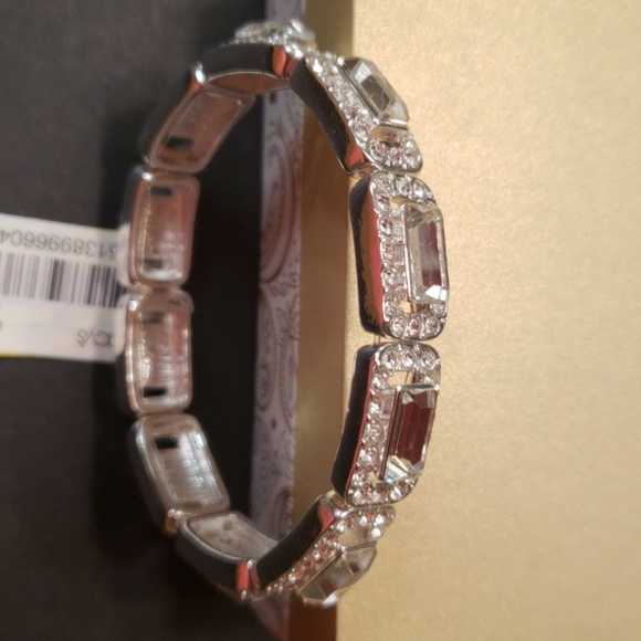 🎁SOLD💟NWT SILVER COLOR BRACELET - Picture 2 of 6
